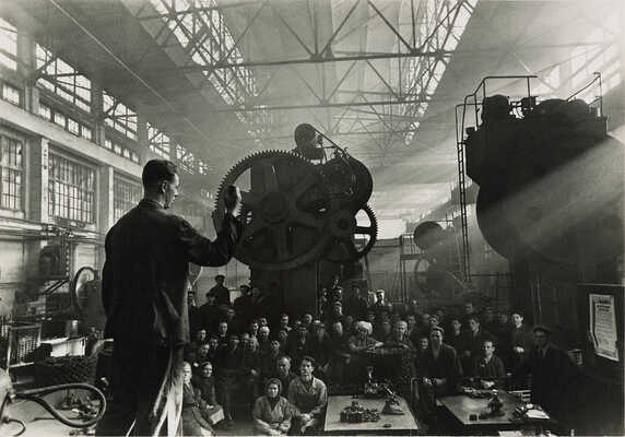 Фотография «Творцы пятилетки». Фотограф Н. Хорунжий. Л., [1960-е].